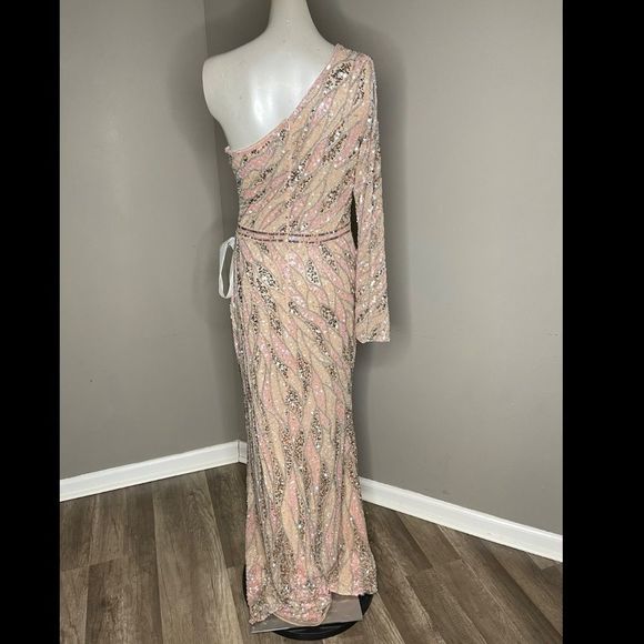Mac Duggal
One-Shoulder Sequin Gown - Picture 7 of 9